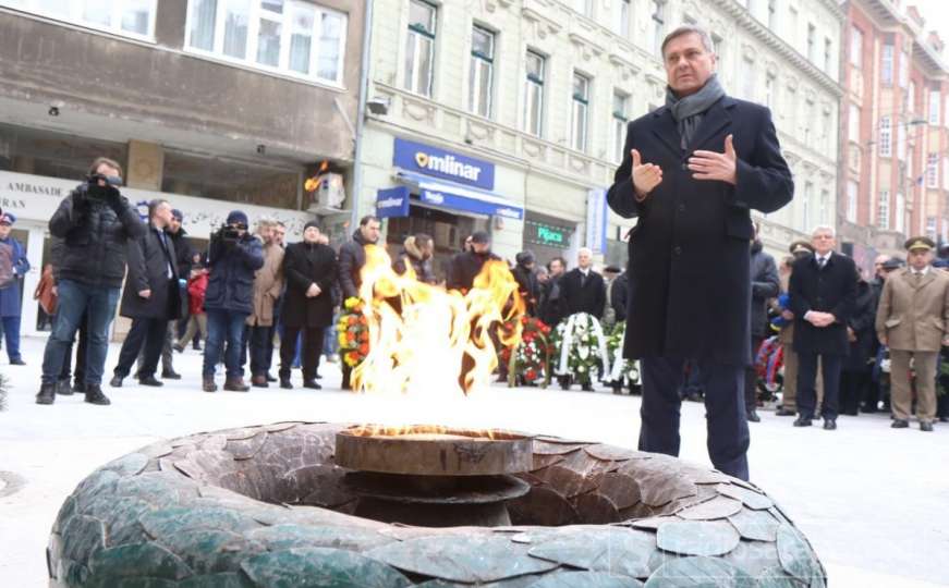 Državnici položili cvijeće kod Vječne vatre i Spomenika ubijenoj djeci Sarajeva